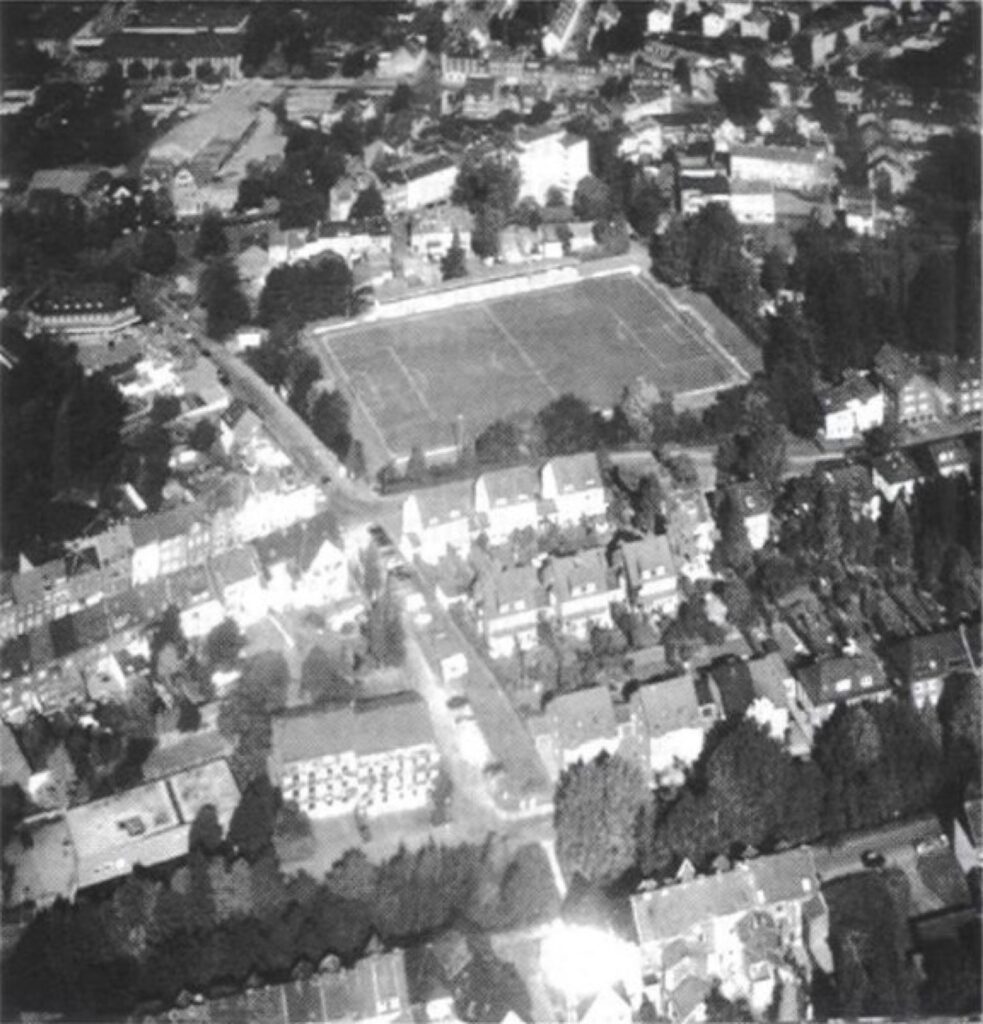 Historisches Luftbild eines Sportplatzes