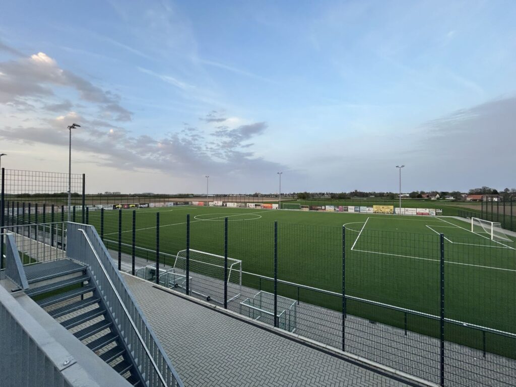 Blick von der Tribüne auf das Jupp-Derwall-Stadion