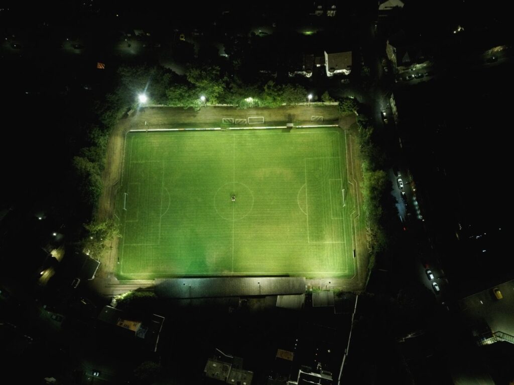 Der Lindenplatz bei Flutlicht von oben